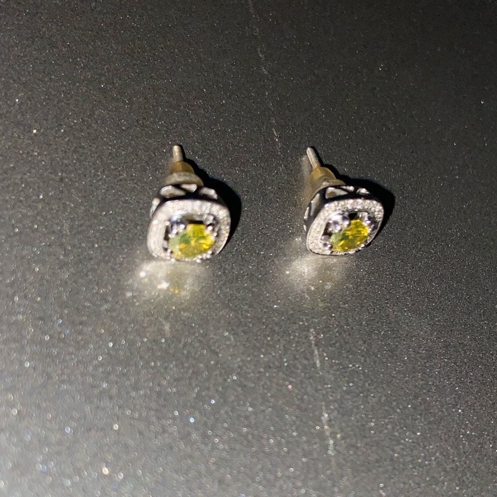 GET IT NOW!! White Gold Yellow Solitaire Diamond + Diamond Border.